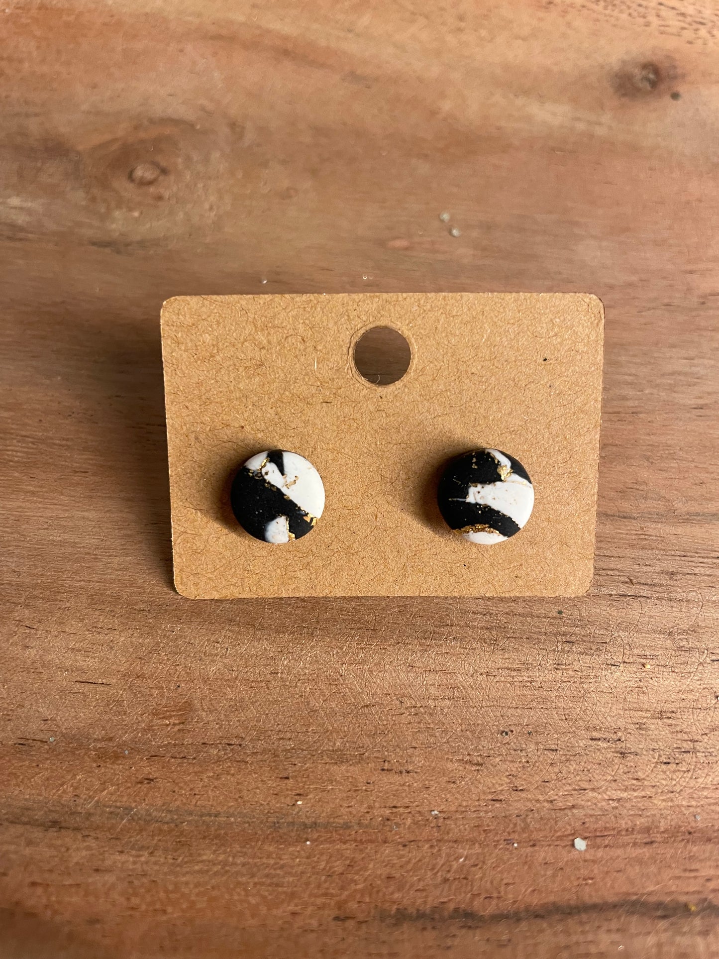 "Marbre noir doré", petites puces n°1