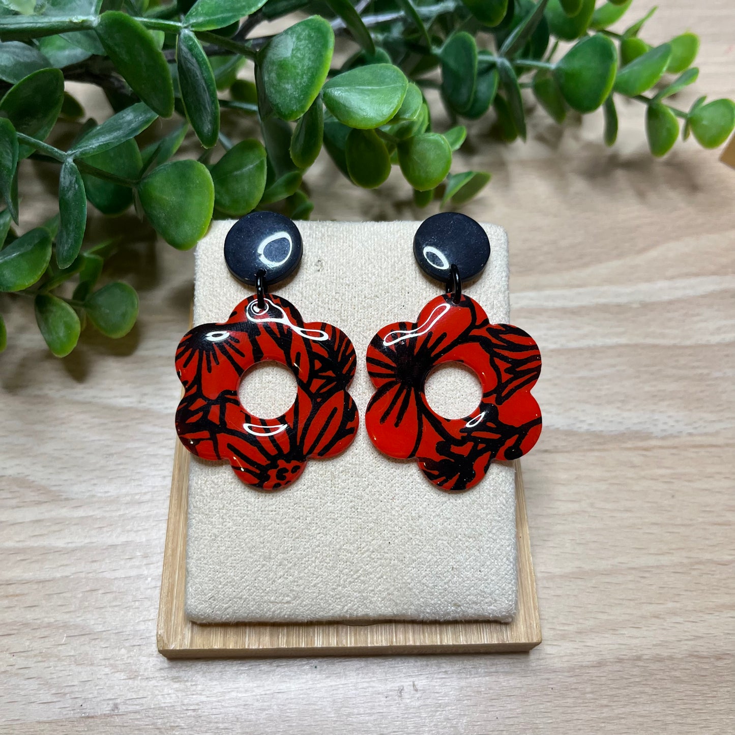 "En rouge et noir", grandes fleurs