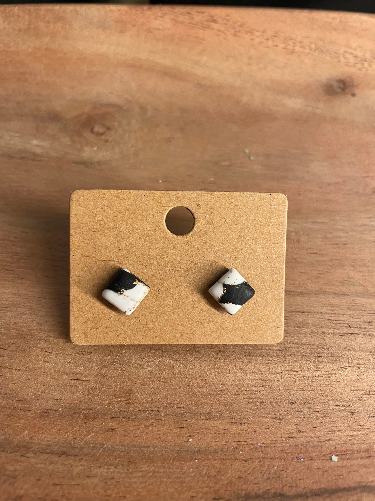 "Marbre noir doré", petites puces carrées