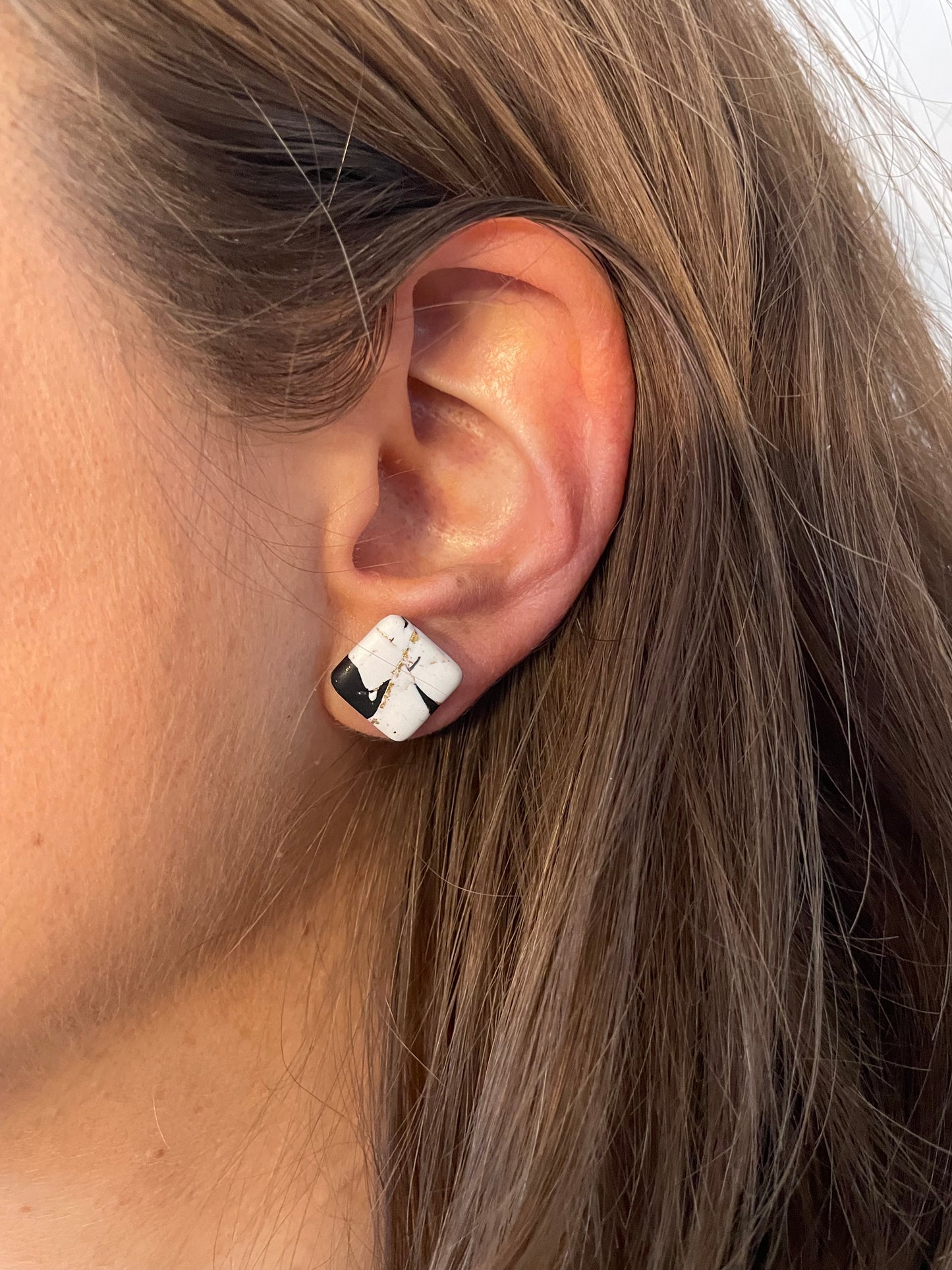 "Marbre noir doré", grandes puces carrées