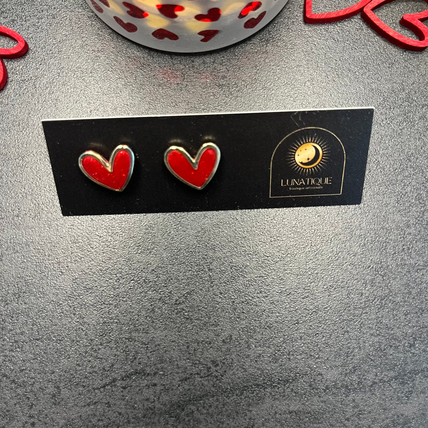 "Les puces", rouge et or