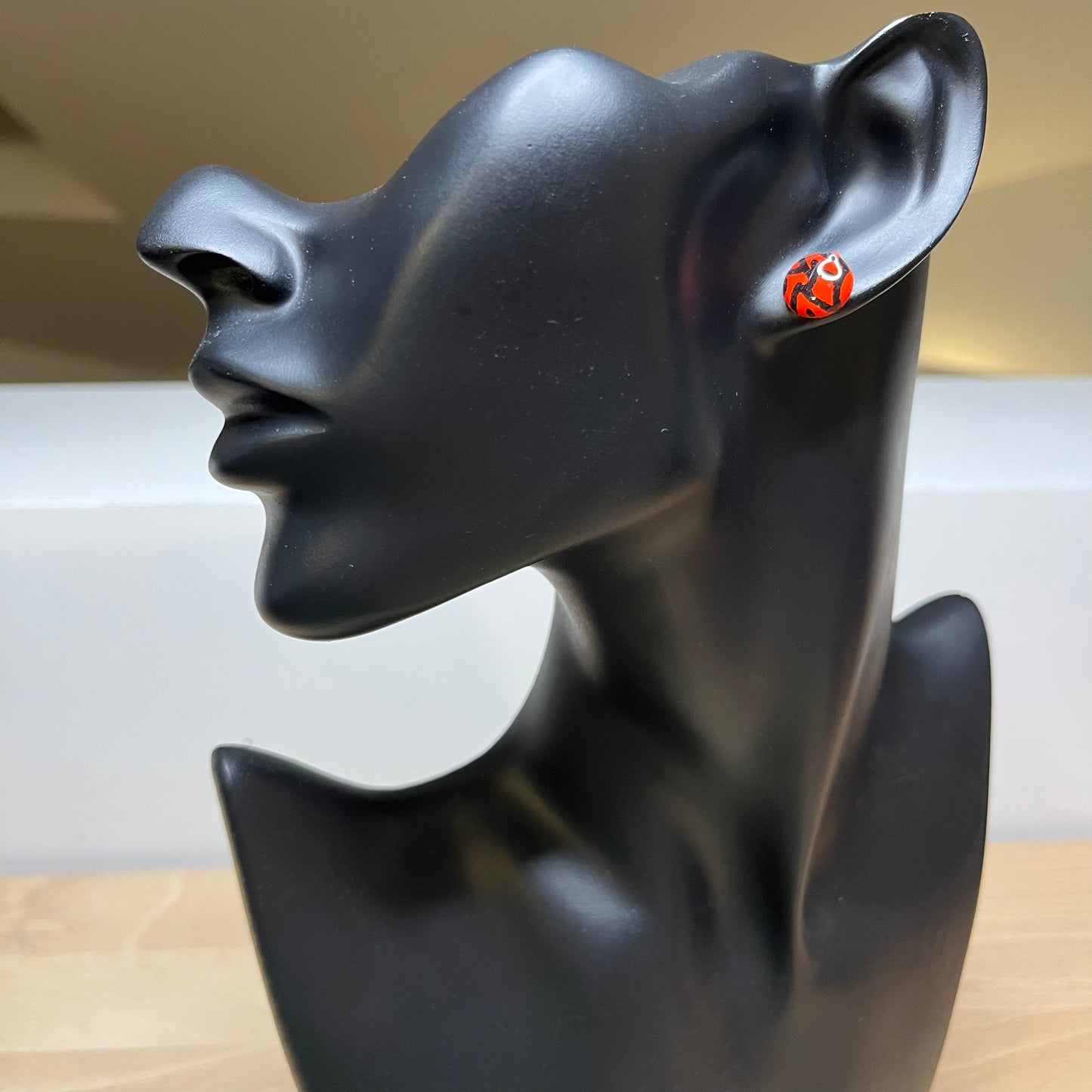 "En rouge et noir", petites puces