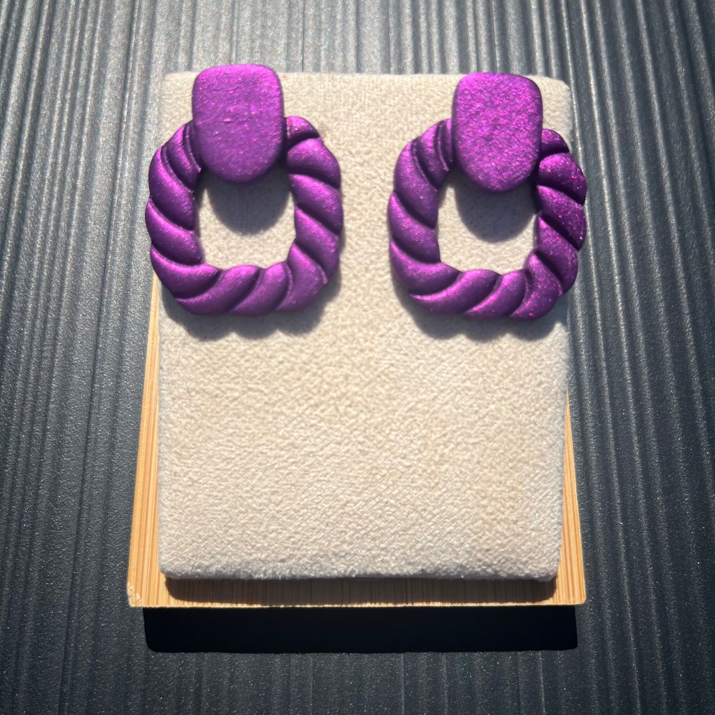 "Cordes", violet électrique